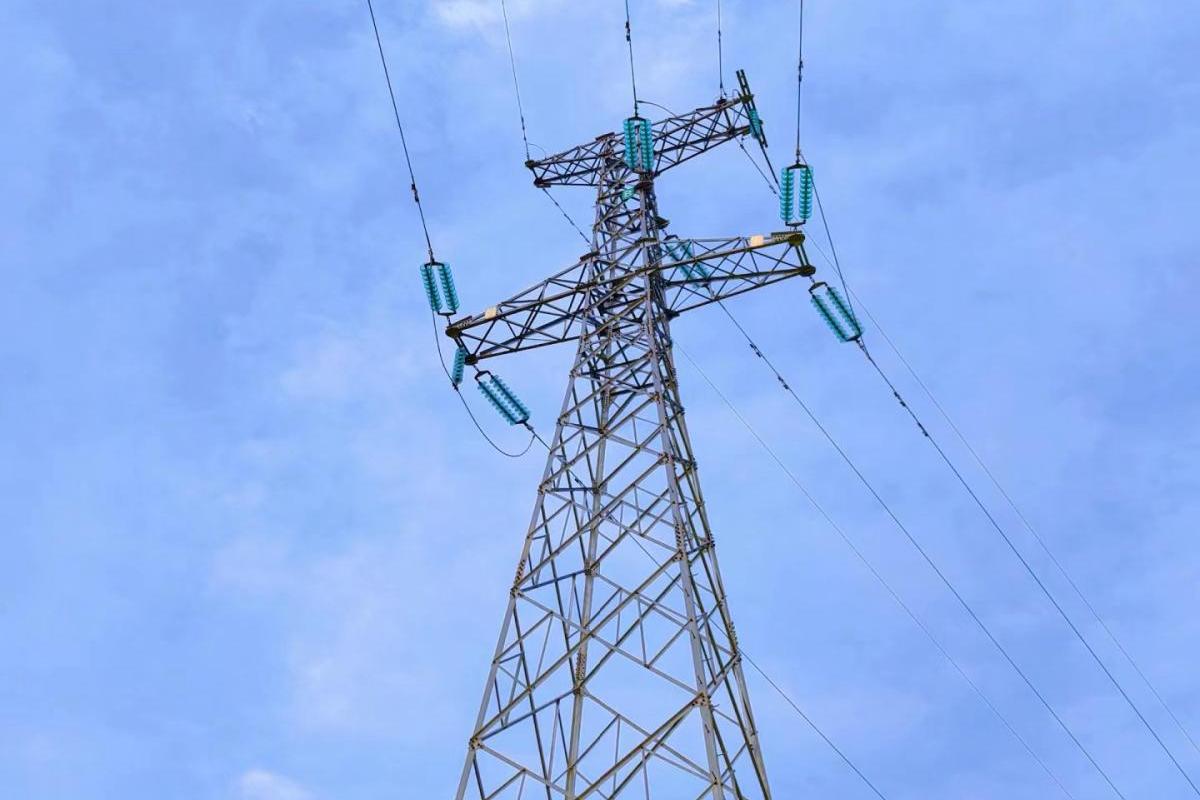 What places are angle steel towers suitable for?