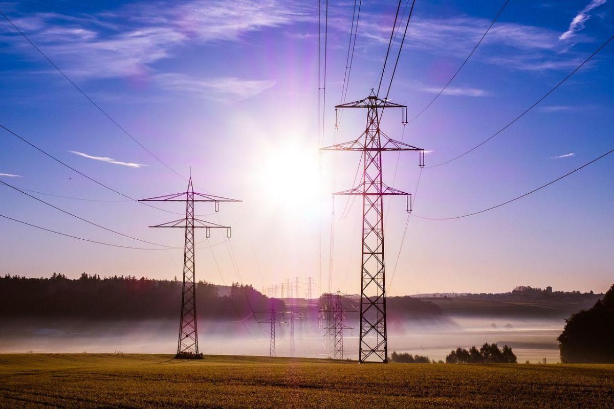 What are the characteristics of a straight high voltage tower?