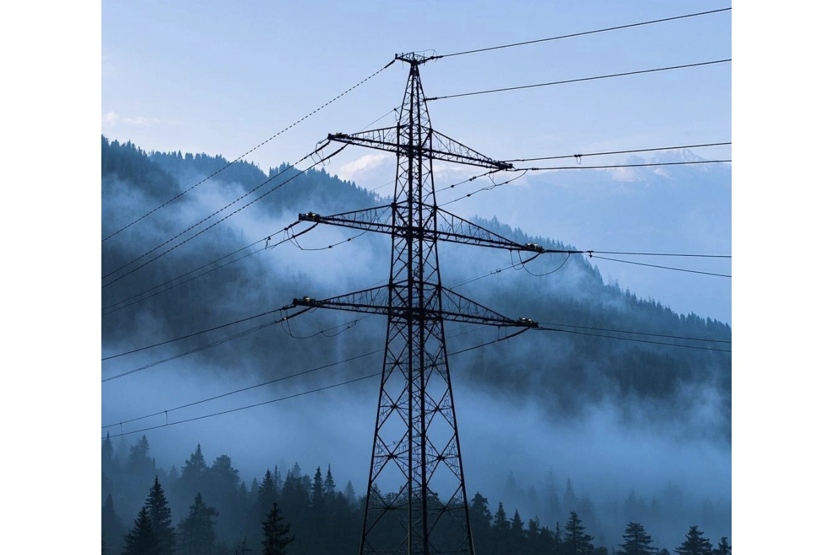 What are the characteristics of Metal electric power tower?