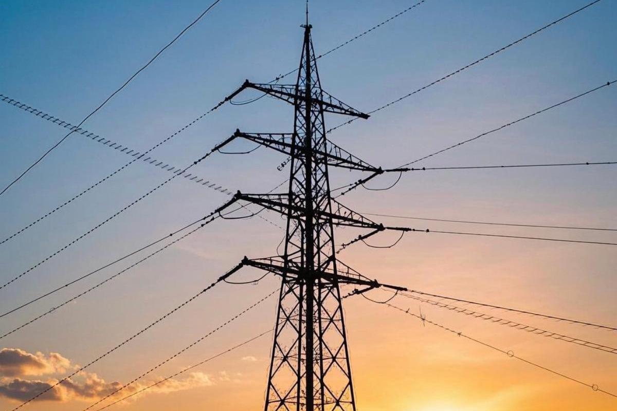 What are the characteristics of metal lightning towers?