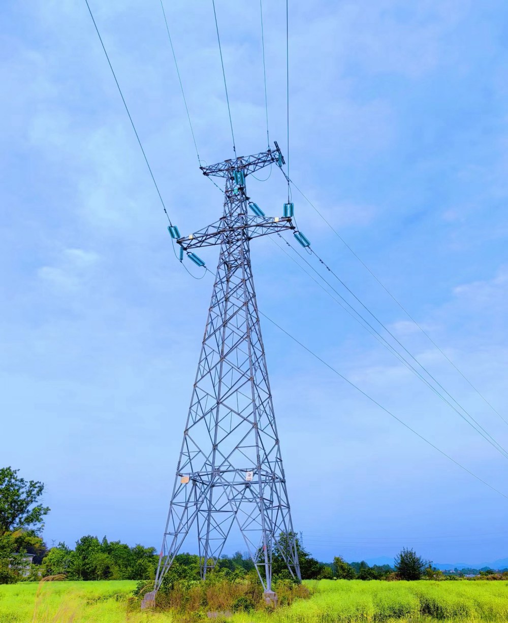 What are the characteristics of Metal transmission tower?
